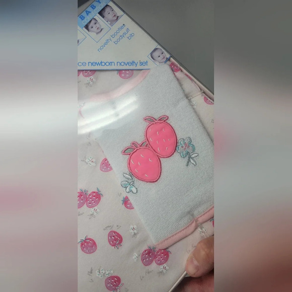 Vintage Baby Connection 3 Piece Newborn Girls Novelty Set Bib Onesie Booties NIB - Picture 5 of 7